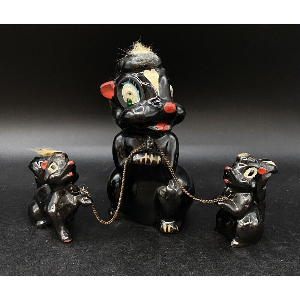 Skunk Mom Babies On Chain Ceramic Figurine Japan Anthropomorphic Kitstch